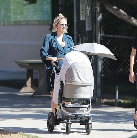 Kate Hudson: Η πρώτη οικογενειακή βόλτα με την κόρη της (pics) Kate Hudson: Η πρώτη οικογενειακή βόλτα με την κόρη της (pics)