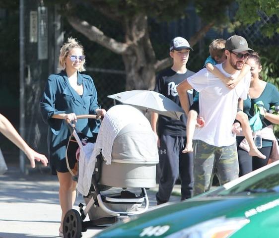 Kate Hudson: Η πρώτη οικογενειακή βόλτα με την κόρη της (pics) Kate Hudson: Η πρώτη οικογενειακή βόλτα με την κόρη της (pics)