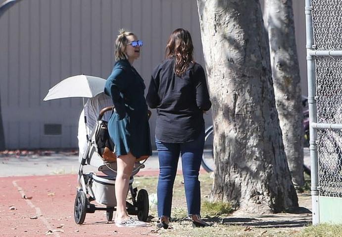 Kate Hudson: Η πρώτη οικογενειακή βόλτα με την κόρη της (pics) Kate Hudson: Η πρώτη οικογενειακή βόλτα με την κόρη της (pics)