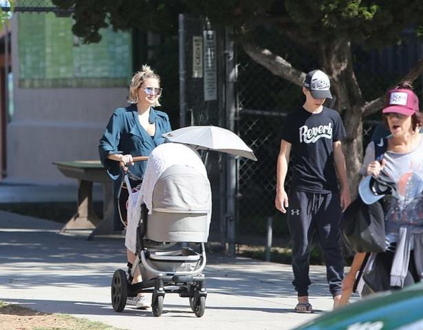 Kate Hudson: Η πρώτη οικογενειακή βόλτα με την κόρη της (pics) Kate Hudson: Η πρώτη οικογενειακή βόλτα με την κόρη της (pics)