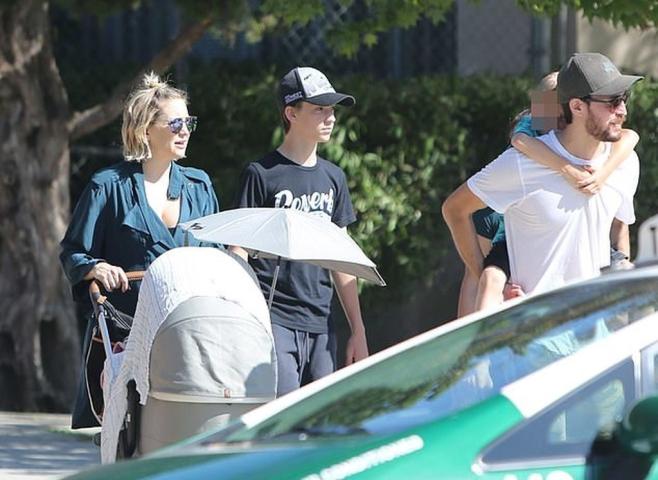 Kate Hudson: Η πρώτη οικογενειακή βόλτα με την κόρη της (pics) Kate Hudson: Η πρώτη οικογενειακή βόλτα με την κόρη της (pics)