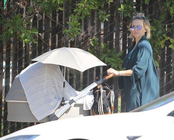 Kate Hudson: Η πρώτη οικογενειακή βόλτα με την κόρη της (pics) Kate Hudson: Η πρώτη οικογενειακή βόλτα με την κόρη της (pics)