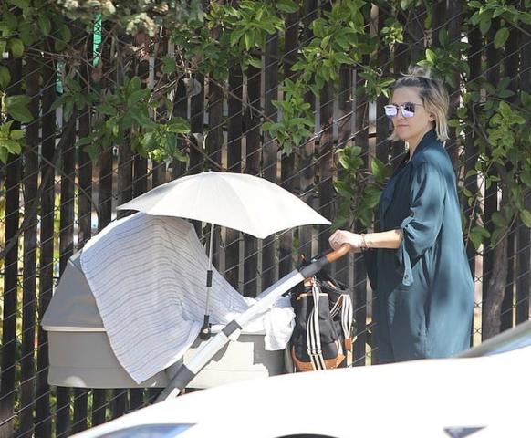 Kate Hudson: Η πρώτη οικογενειακή βόλτα με την κόρη της (pics) Kate Hudson: Η πρώτη οικογενειακή βόλτα με την κόρη της (pics)