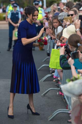 Oups! Η Meghan φόρεσε σιθρού φούστα και φάνηκε ξεκάθαρα το εσώρουχο της