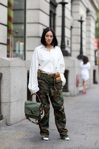 Τα cargo pants είναι ξανά cool και εδώ θα δεις πώς θα τα φορέσεις