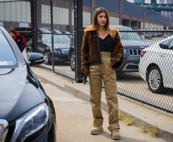 Τα cargo pants είναι ξανά cool και εδώ θα δεις πώς θα τα φορέσεις