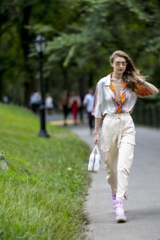 Τα cargo pants είναι ξανά cool και εδώ θα δεις πώς θα τα φορέσεις