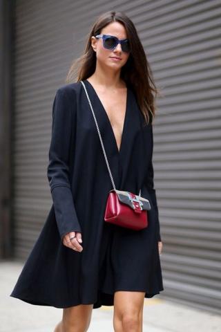 10 street looks για να αναβαθμίσεις το μαύρο φόρεμα