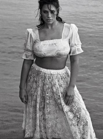 H Ashley Graham δεν είναι πια plus size και οι νέες της λήψεις στο Instagram το αποδεικνύουν H Ashley Graham δεν είναι πια plus size και οι νέες της λήψεις στο Instagram το αποδεικνύουν