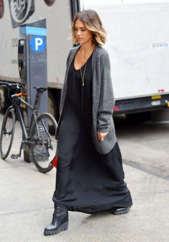 Το cardigan είναι ακόμα εδώ και έχει θέση στο δικό σου street style