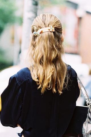 Hair clips: Πώς θα φορέσεις το αξεσουάρ μαλλιών από τα ‘90s