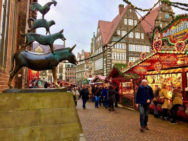 Άν μας έλεγαν να ονειρευτούμε τους πιο μαγικούς Χριστουγεννιάτικους προορισμούς, αυτοί θα ήταν... Άν μας έλεγαν να ονειρευτούμε τους πιο μαγικούς Χριστουγεννιάτικους προορισμούς, αυτοί θα ήταν...