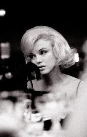 Κανένα γέλιο, μόνο θλίψη: 10 + 1 σπάνιες φωτογραφίες με το πραγματικό πρόσωπο της Marilyn Monroe Κανένα γέλιο, μόνο θλίψη: 10 + 1 σπάνιες φωτογραφίες με το πραγματικό πρόσωπο της Marilyn Monroe