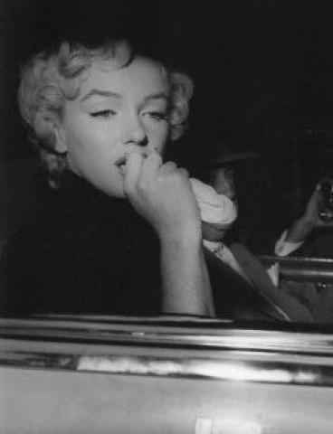 Κανένα γέλιο, μόνο θλίψη: 10 + 1 σπάνιες φωτογραφίες με το πραγματικό πρόσωπο της Marilyn Monroe Κανένα γέλιο, μόνο θλίψη: 10 + 1 σπάνιες φωτογραφίες με το πραγματικό πρόσωπο της Marilyn Monroe