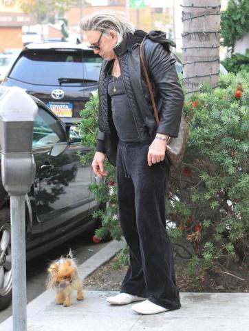 Μίκι Ρουρκ: Κάτι δεν πάει καλά – Έβγαλε βόλτα τον σκύλο του και τον τάιζε με πιρούνι Μίκι Ρουρκ: Κάτι δεν πάει καλά – Έβγαλε βόλτα τον σκύλο του και τον τάιζε με πιρούνι