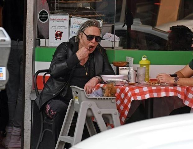 Μίκι Ρουρκ: Κάτι δεν πάει καλά – Έβγαλε βόλτα τον σκύλο του και τον τάιζε με πιρούνι Μίκι Ρουρκ: Κάτι δεν πάει καλά – Έβγαλε βόλτα τον σκύλο του και τον τάιζε με πιρούνι