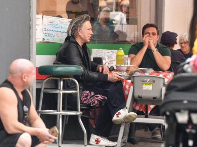 Μίκι Ρουρκ: Κάτι δεν πάει καλά – Έβγαλε βόλτα τον σκύλο του και τον τάιζε με πιρούνι Μίκι Ρουρκ: Κάτι δεν πάει καλά – Έβγαλε βόλτα τον σκύλο του και τον τάιζε με πιρούνι