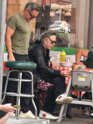 Μίκι Ρουρκ: Κάτι δεν πάει καλά – Έβγαλε βόλτα τον σκύλο του και τον τάιζε με πιρούνι Μίκι Ρουρκ: Κάτι δεν πάει καλά – Έβγαλε βόλτα τον σκύλο του και τον τάιζε με πιρούνι