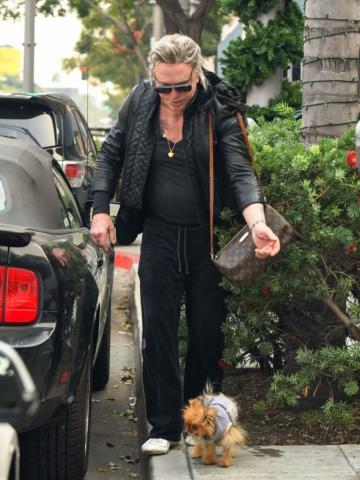 Μίκι Ρουρκ: Κάτι δεν πάει καλά – Έβγαλε βόλτα τον σκύλο του και τον τάιζε με πιρούνι Μίκι Ρουρκ: Κάτι δεν πάει καλά – Έβγαλε βόλτα τον σκύλο του και τον τάιζε με πιρούνι