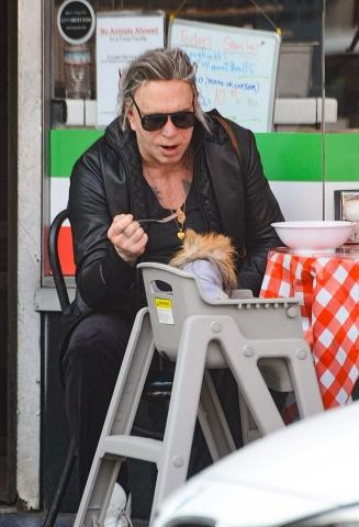 Μίκι Ρουρκ: Κάτι δεν πάει καλά – Έβγαλε βόλτα τον σκύλο του και τον τάιζε με πιρούνι Μίκι Ρουρκ: Κάτι δεν πάει καλά – Έβγαλε βόλτα τον σκύλο του και τον τάιζε με πιρούνι