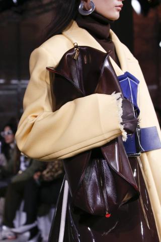 Αυτός είναι ο πιο hot τρόπος να κρατάς την τσάντα σου φέτος τον χειμώνα