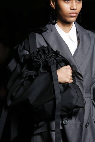 Αυτός είναι ο πιο hot τρόπος να κρατάς την τσάντα σου φέτος τον χειμώνα