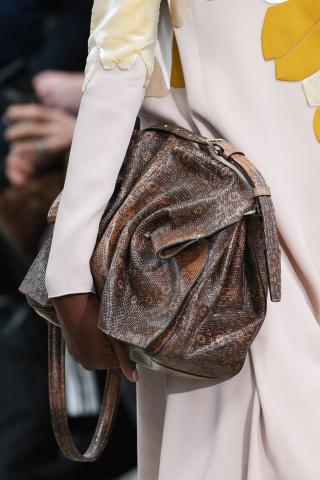 Αυτός είναι ο πιο hot τρόπος να κρατάς την τσάντα σου φέτος τον χειμώνα