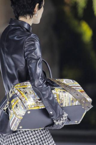 Αυτός είναι ο πιο hot τρόπος να κρατάς την τσάντα σου φέτος τον χειμώνα