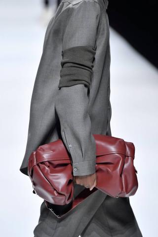 Αυτός είναι ο πιο hot τρόπος να κρατάς την τσάντα σου φέτος τον χειμώνα