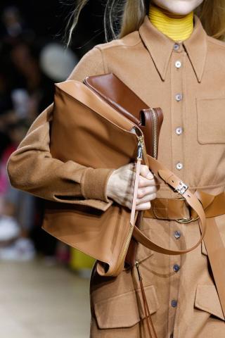 Αυτός είναι ο πιο hot τρόπος να κρατάς την τσάντα σου φέτος τον χειμώνα