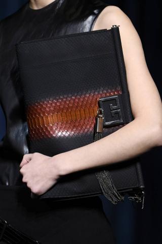 Αυτός είναι ο πιο hot τρόπος να κρατάς την τσάντα σου φέτος τον χειμώνα