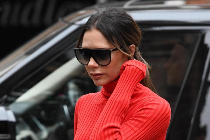 Victoria Beckham: Γιατί ντύθηκε από την κορυφή έως τα νύχια στα κόκκινα;