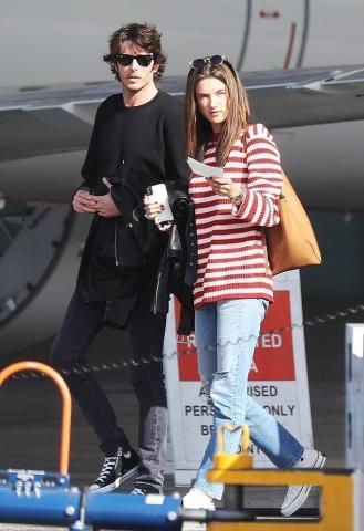 Η Alessandra Ambrosio έφυγε προς άγνωστη κατεύθυνση με τον σύντροφό της Η Alessandra Ambrosio έφυγε προς άγνωστη κατεύθυνση με τον σύντροφό της