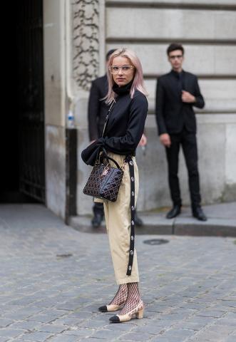 Συμβαίνει τώρα: Η απόλυτη κυριαρχία του διχτυωτού καλσόν (δες πώς να το φορέσεις)