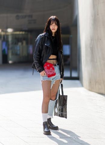 Συμβαίνει τώρα: Η απόλυτη κυριαρχία του διχτυωτού καλσόν (δες πώς να το φορέσεις)