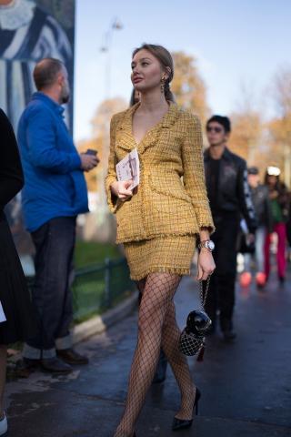 Συμβαίνει τώρα: Η απόλυτη κυριαρχία του διχτυωτού καλσόν (δες πώς να το φορέσεις)