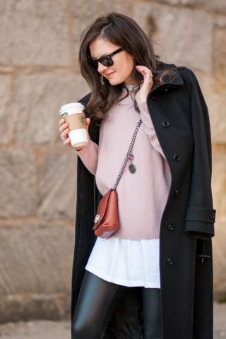 Ο πιο δημοφιλής τρόπος για να φορέσεις το λευκό πουκάμισο αυτόν τον χειμώνα