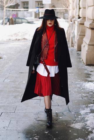 Ο πιο δημοφιλής τρόπος για να φορέσεις το λευκό πουκάμισο αυτόν τον χειμώνα