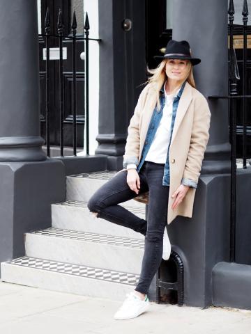 Ο πιο δημοφιλής τρόπος για να φορέσεις το λευκό πουκάμισο αυτόν τον χειμώνα