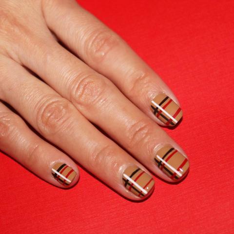 15 υπέροχες ιδέες για τα προ-εορταστικά σου νύχια