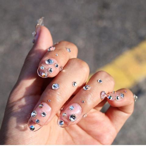 15 υπέροχες ιδέες για τα προ-εορταστικά σου νύχια