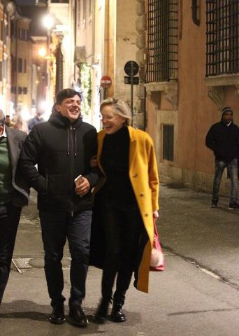 Sharon Stone: Ο φακός την τσάκωσε με τον νέο σύντροφό της