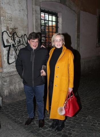 Sharon Stone: Ο φακός την τσάκωσε με τον νέο σύντροφό της