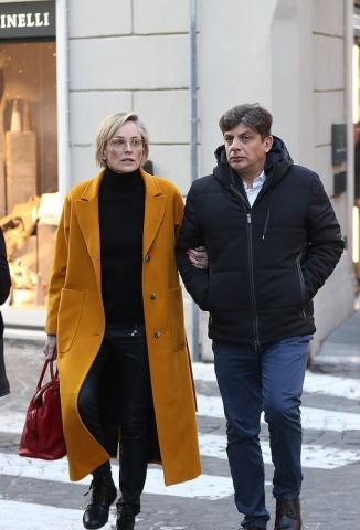Sharon Stone: Ο φακός την τσάκωσε με τον νέο σύντροφό της