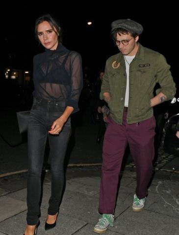 Το ζεύγος Beckham είπε να βγει ένα βράδυ κι ο Brooklyn δεν τους αφήνει σε ησυχία