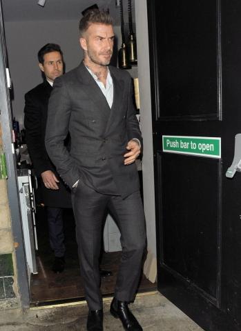 Το ζεύγος Beckham είπε να βγει ένα βράδυ κι ο Brooklyn δεν τους αφήνει σε ησυχία