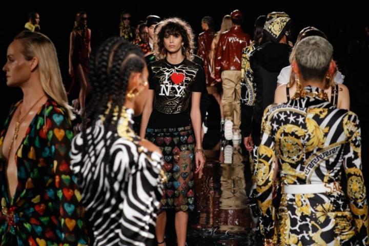 Ο οίκος Versace παρουσίασε τη νέα του κολεξιόν και αξίζει να δεις τις 12 τάσεις που ξεχωρίσαμε Ο οίκος Versace παρουσίασε τη νέα του κολεξιόν και αξίζει να δεις τις 12 τάσεις που ξεχωρίσαμε