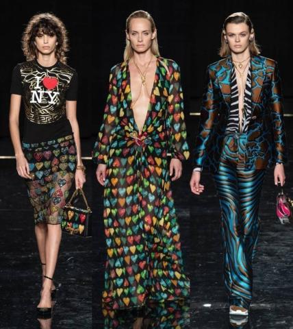 Ο οίκος Versace παρουσίασε τη νέα του κολεξιόν και αξίζει να δεις τις 12 τάσεις που ξεχωρίσαμε Ο οίκος Versace παρουσίασε τη νέα του κολεξιόν και αξίζει να δεις τις 12 τάσεις που ξεχωρίσαμε