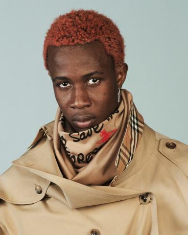 Δείτε τη συλλογή που σχεδίασαν από κοινού Vivienne Westwood και οίκος Burberry Δείτε τη συλλογή που σχεδίασαν από κοινού Vivienne Westwood και οίκος Burberry