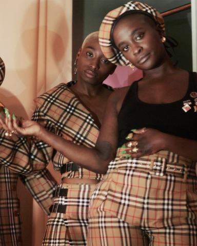 Δείτε τη συλλογή που σχεδίασαν από κοινού Vivienne Westwood και οίκος Burberry Δείτε τη συλλογή που σχεδίασαν από κοινού Vivienne Westwood και οίκος Burberry